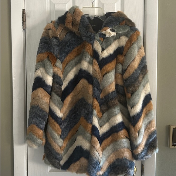 FOREVER 21 FAUX FUR CHEVRON PATTERN HOODED JACKET SIZE M - Picture 1 of 6